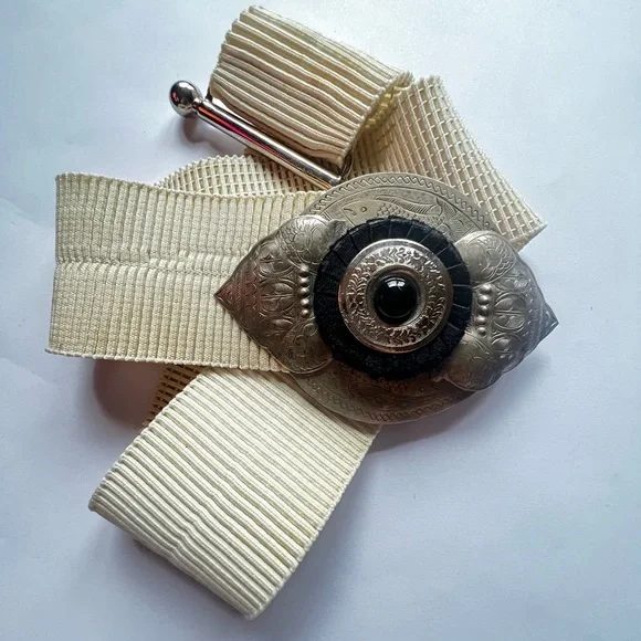 Vintage eggshell and etched silver/black fashion belt. - Picture 10 of 15